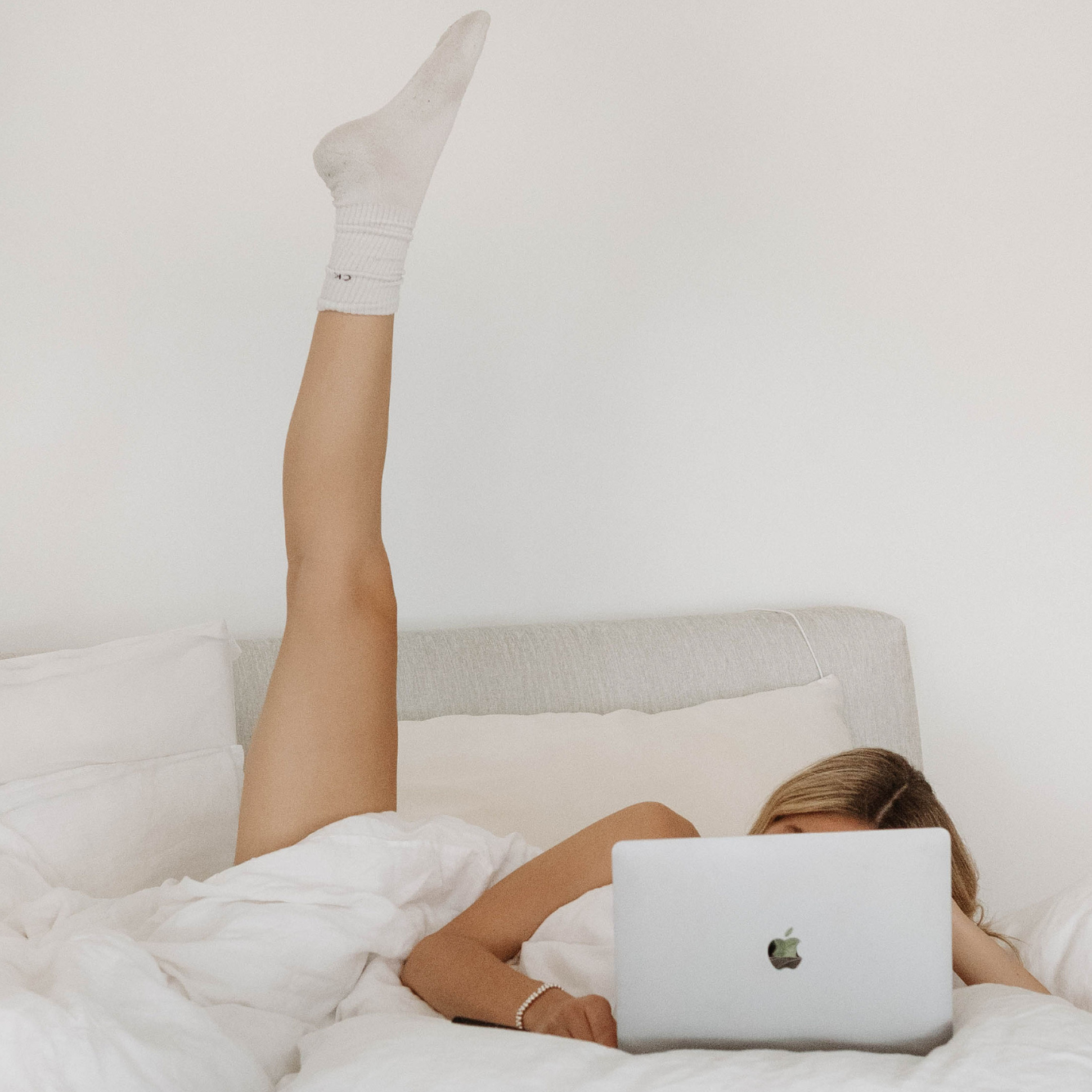Digital Detox: How Technology Breaks Improve Wellness & Skin Health