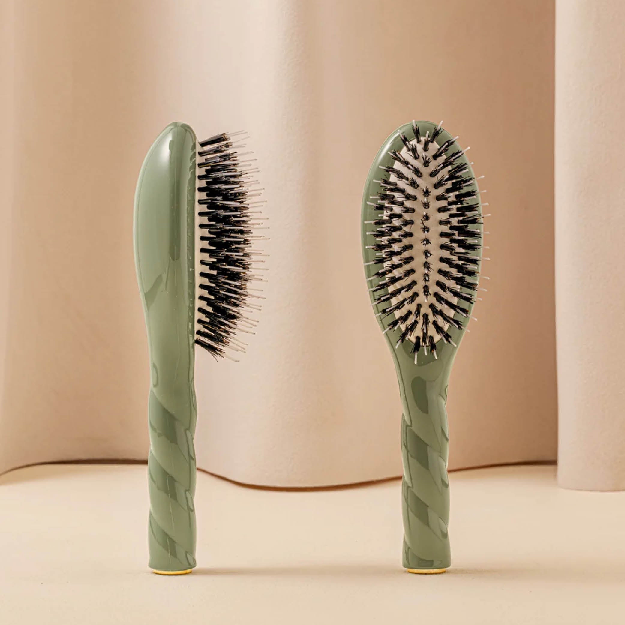 NO2 La petite brosse démêlante et indispensable soin