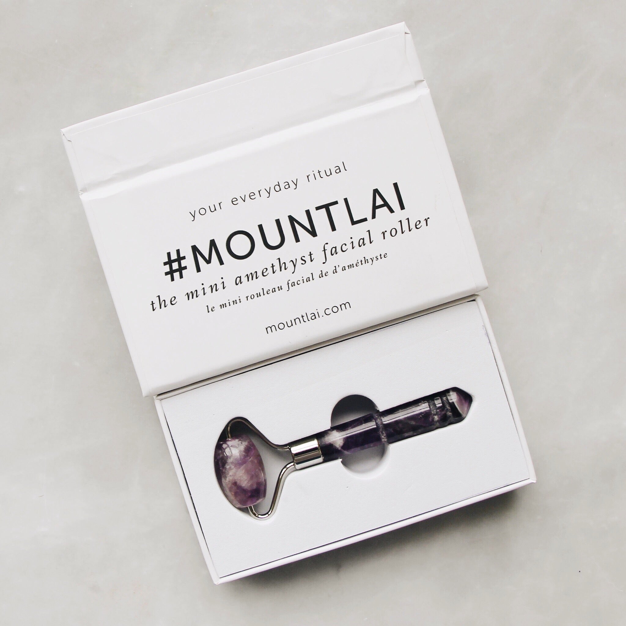 Le mini rouleau facial en améthyste anti-gonflements