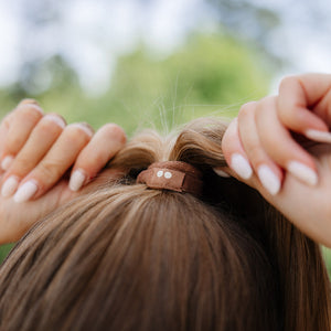 plastic-free hair ties for brunettes brown hair #color_earth-tints