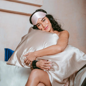 honeylux-organic-silk-sleep-mask-champagne-3