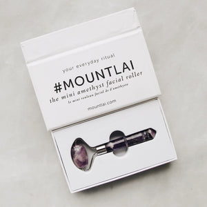 Le mini rouleau facial en améthyste anti-gonflements